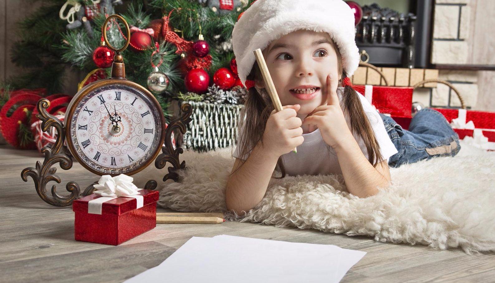 Menina escrevendo carta para o Papai Noel
