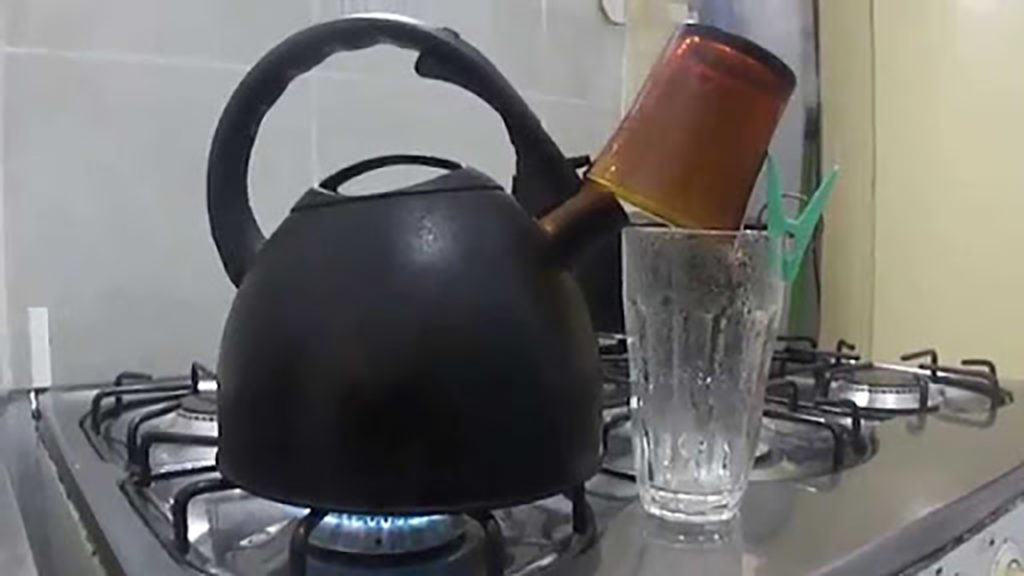 Água destilada - Experimento de destilador caseiro