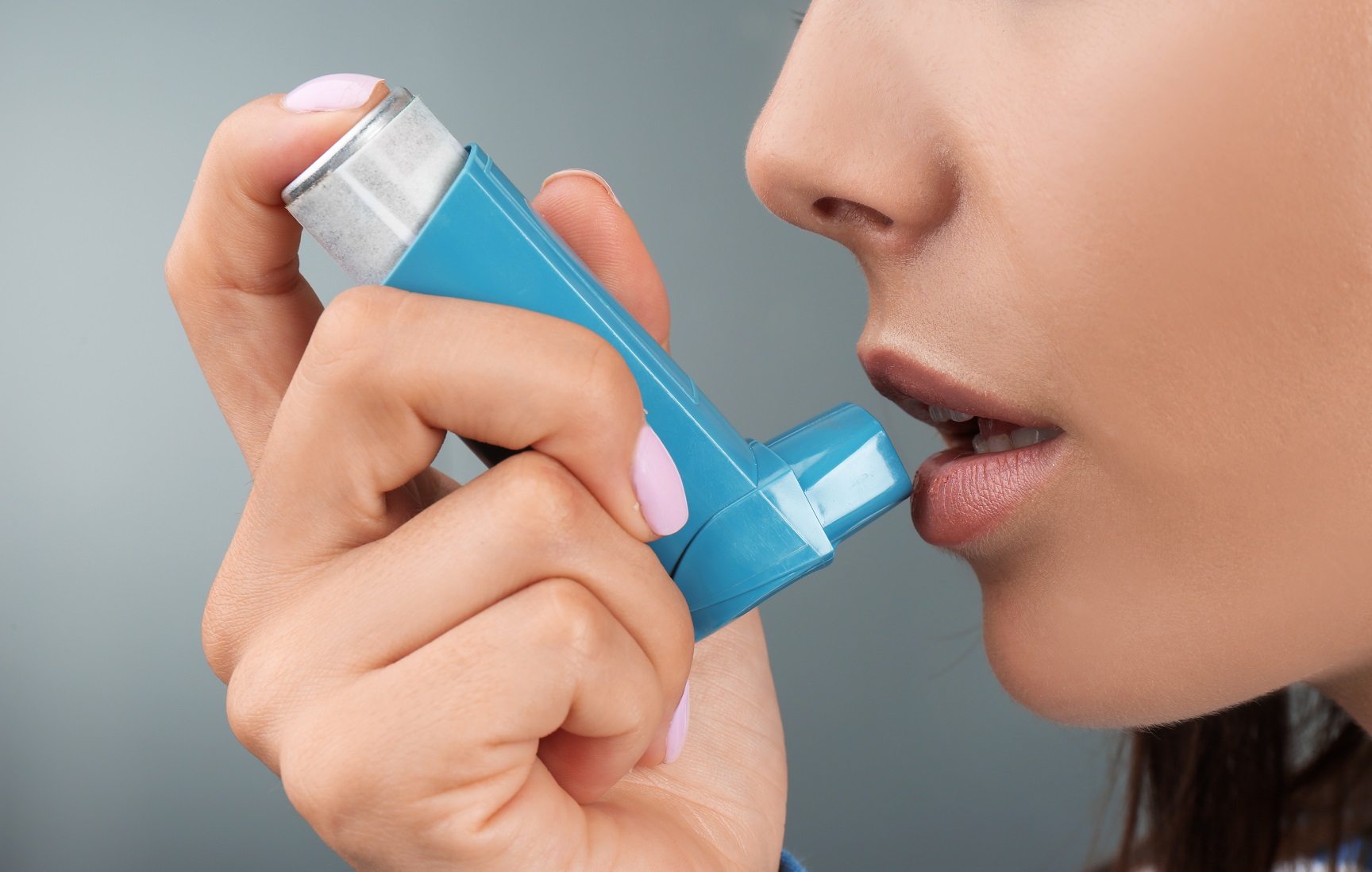 Asma - Uso de medicamento contínuo em formato de spray, popularmente chamado de bombinha.