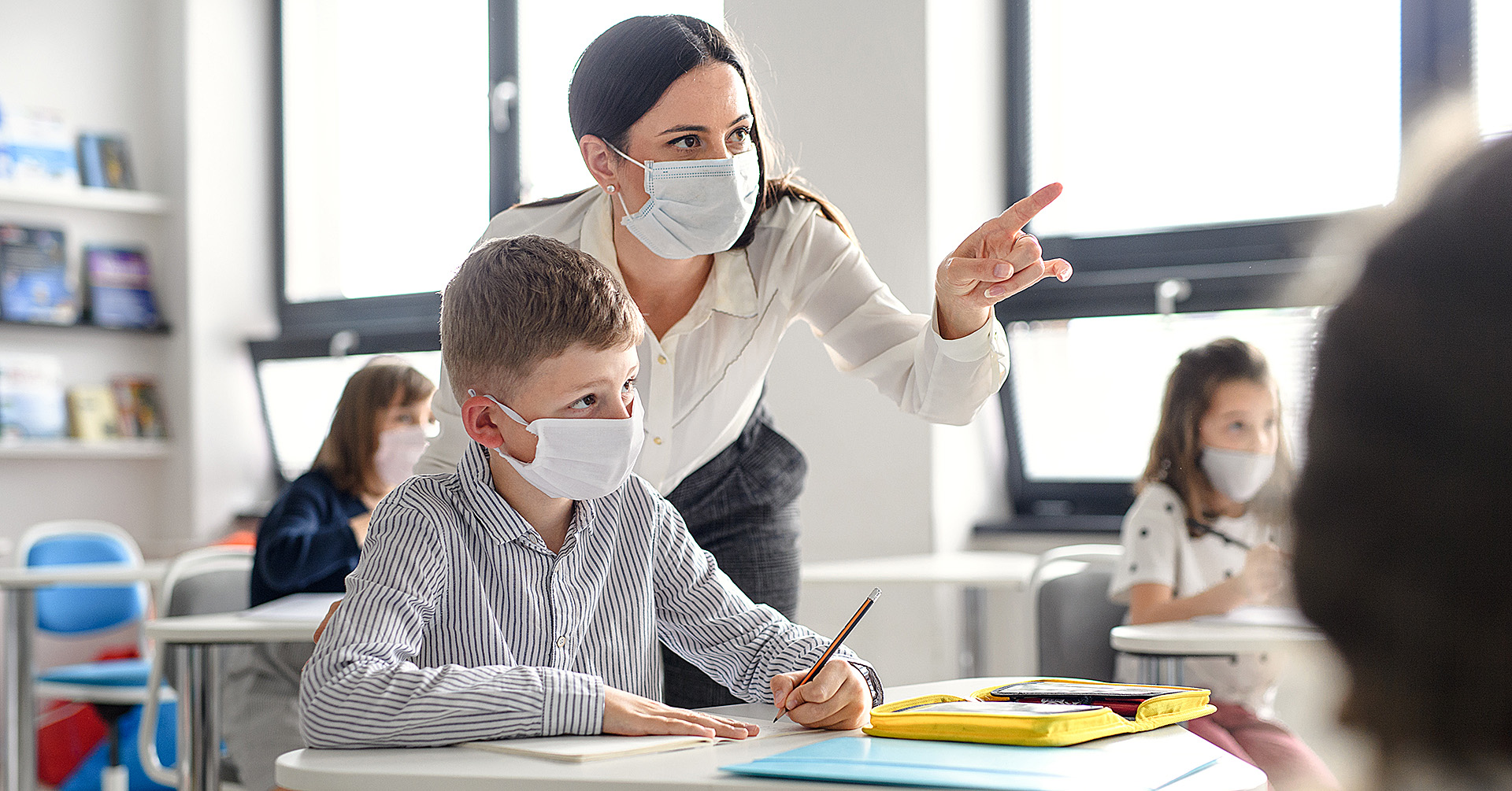 Criança na escola durante a pandemia